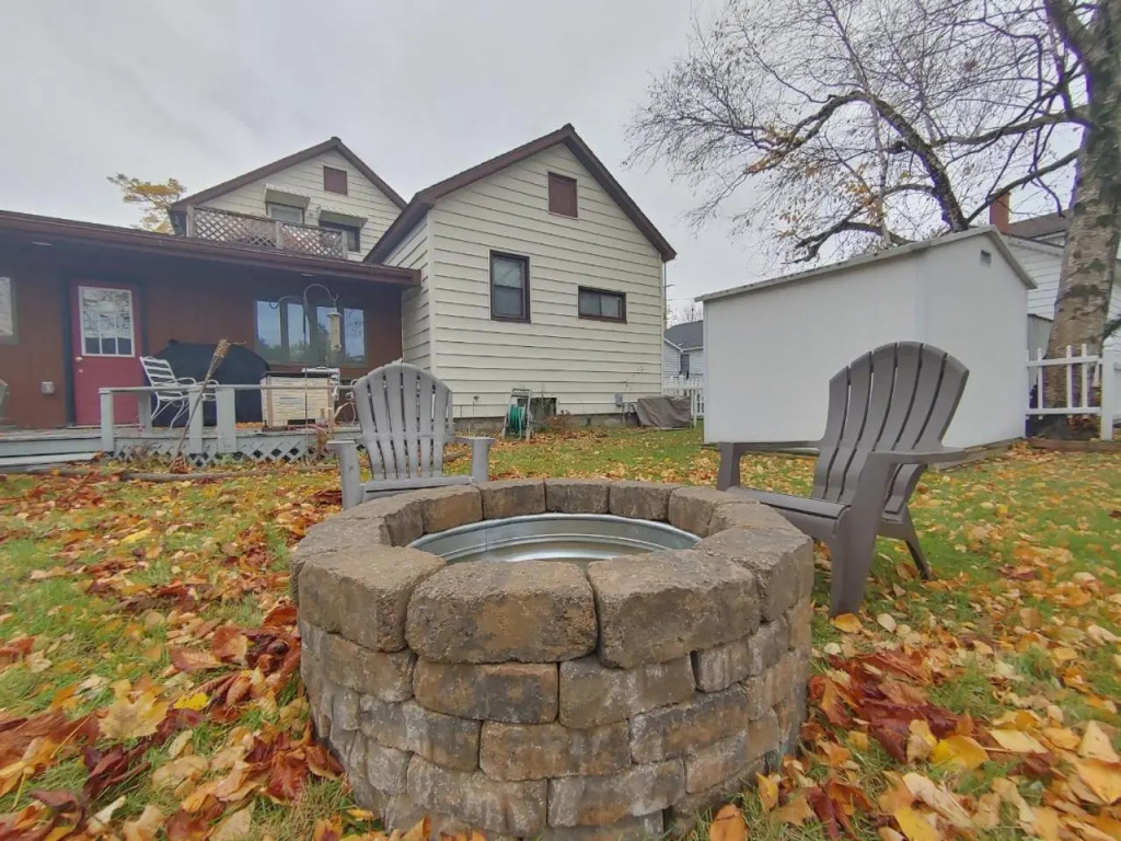 Huge historic, w/large yard & close to beach