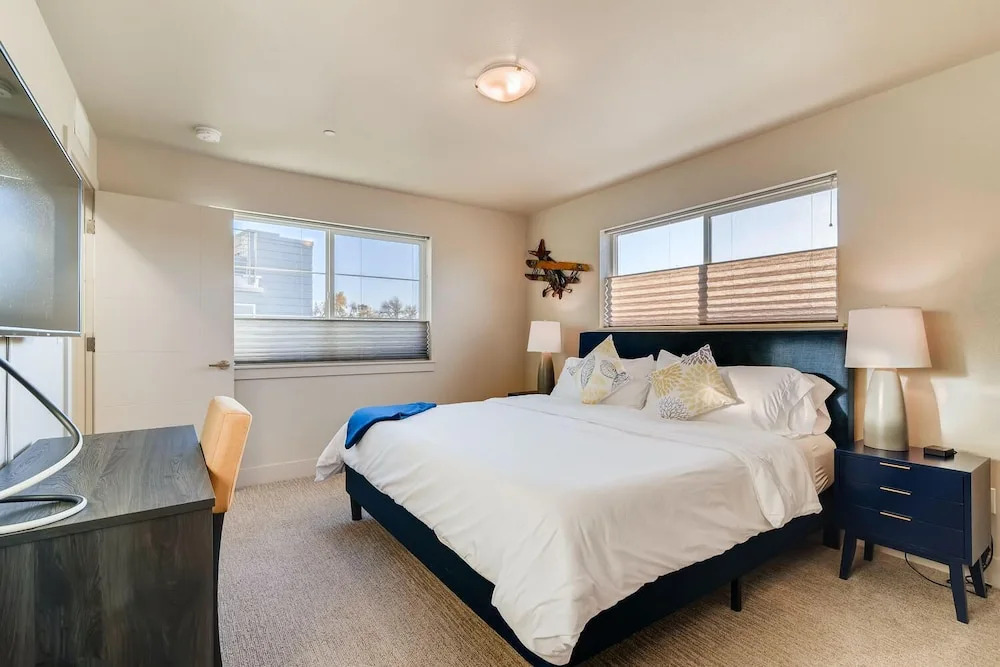 Fancy Townhome near Old Town, Breweries and River!