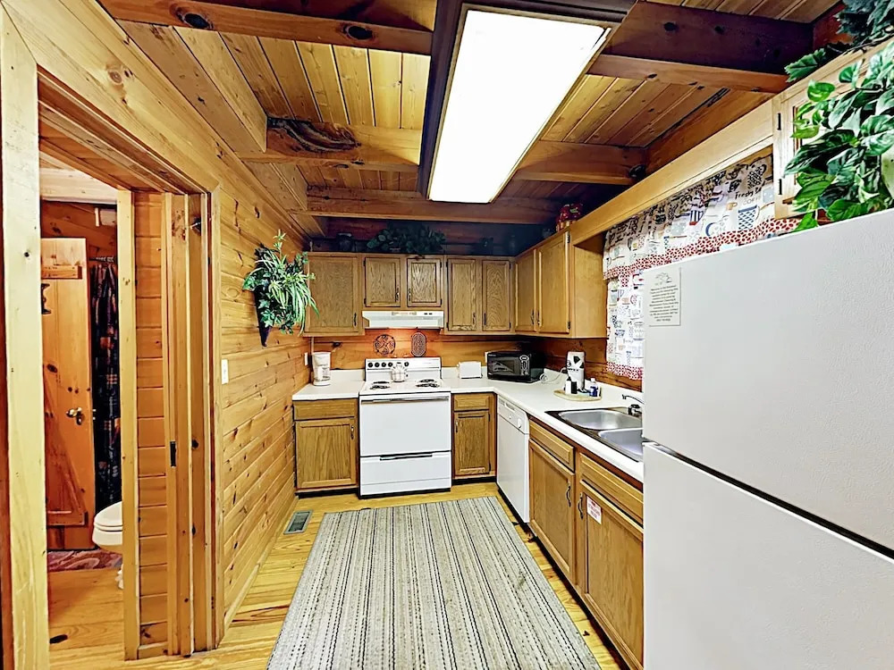New Listing! Charming W/ Deck & Hot Tub 1 Bedroom Cabin
