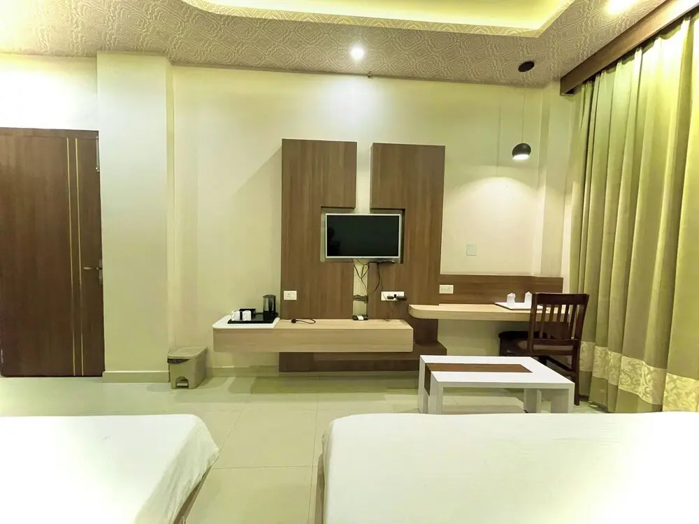 Hotel KUBER PALACE - Sea beach & Temple