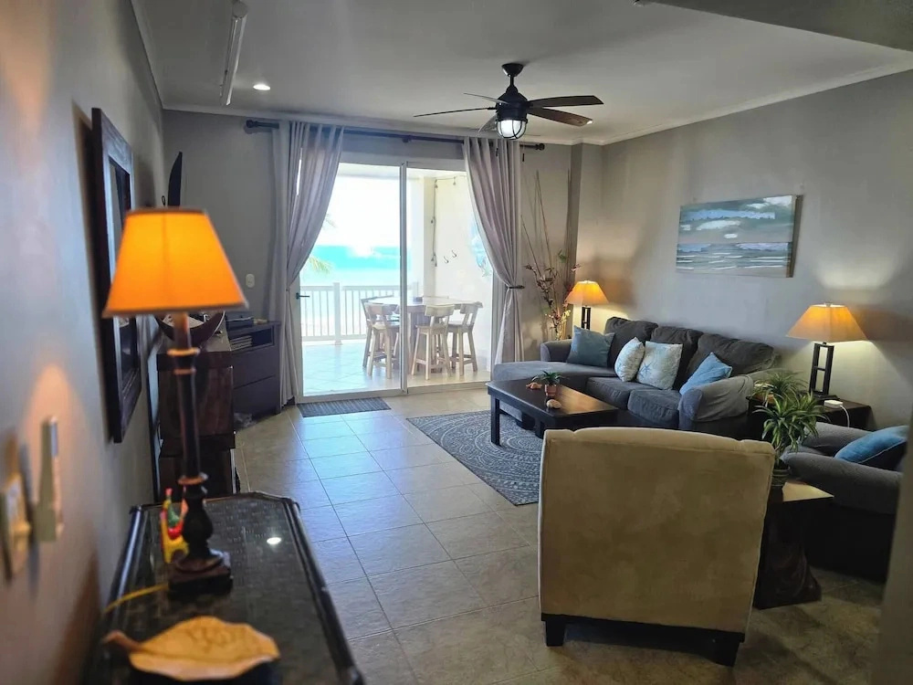 Amazing oceanfront with access Crocs Resort