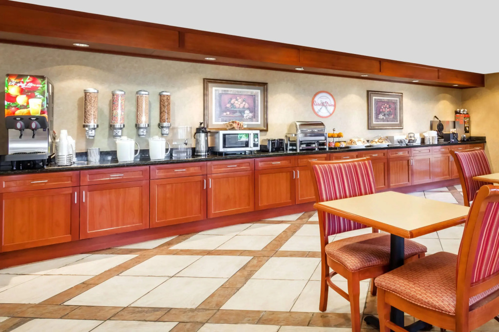 Howard Johnson by Wyndham Evansville East