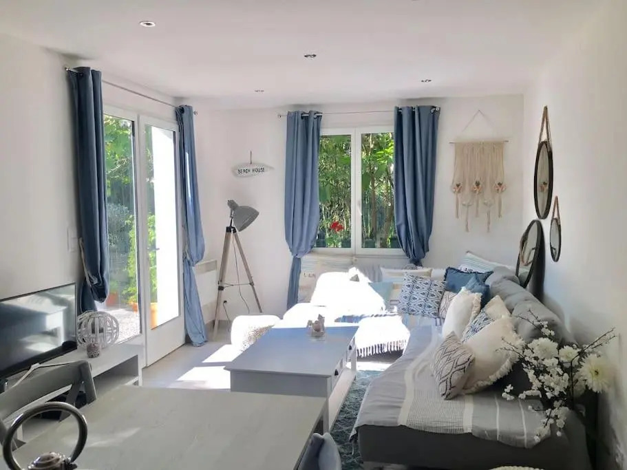 Cap d'Antibes 50m from the beach 3 bedrooms/Pool