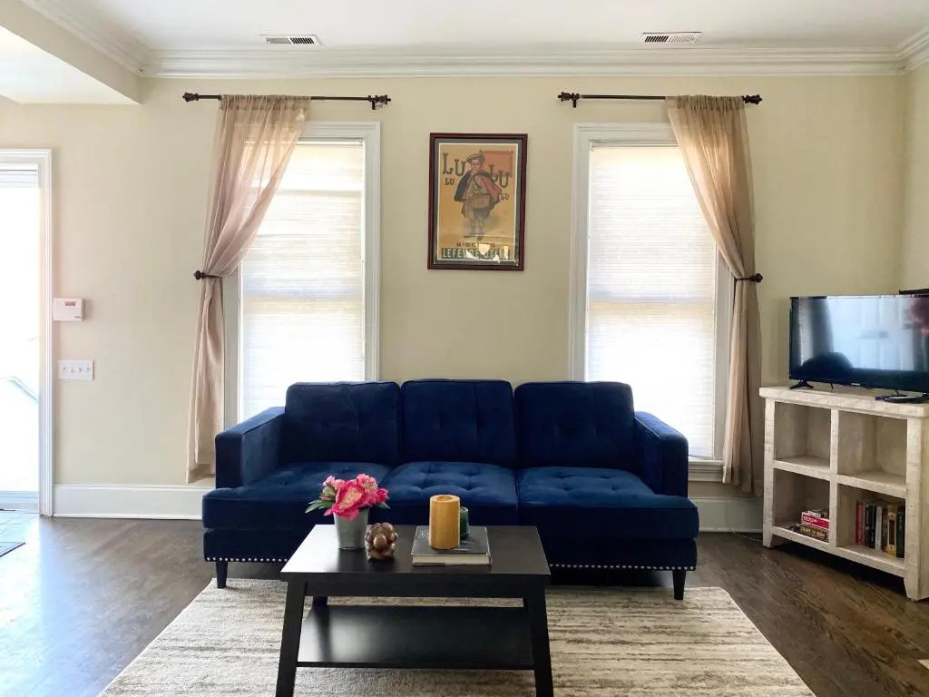 Old Town-Gold Coast Huge 5 br Home/ Free Parking/ Breakfast/ Pets OK/ Back Yard/ Walk Everywhere