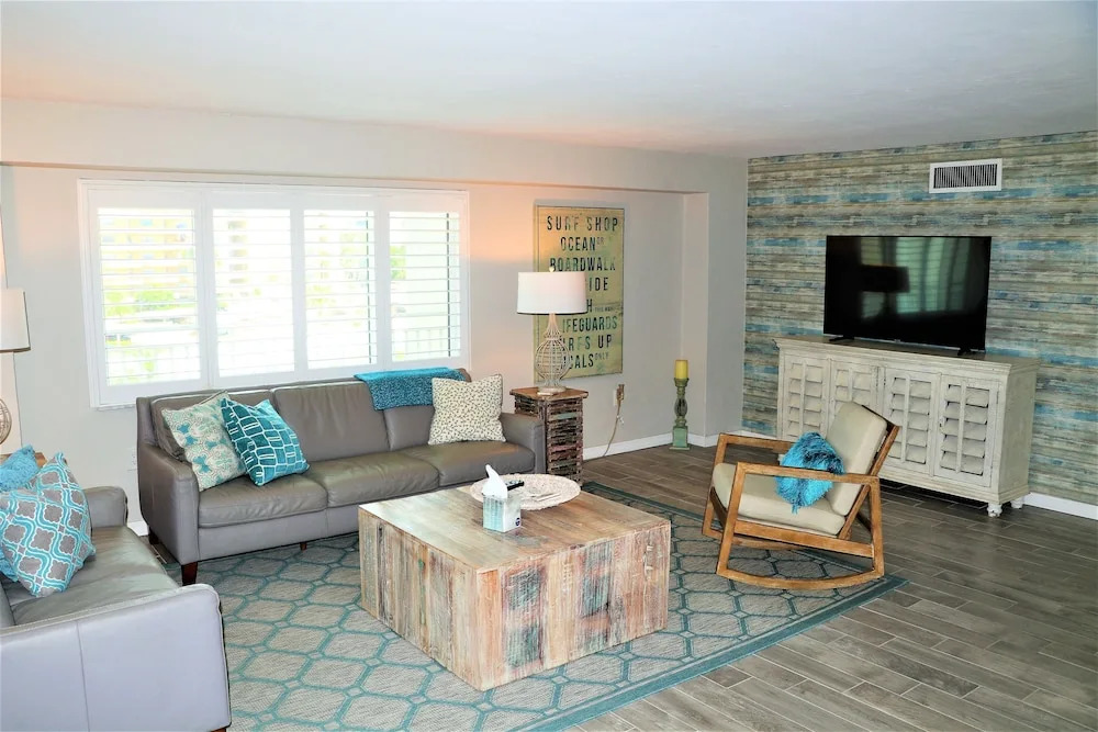 Jamaica Royale 404 - 2 Br Condo