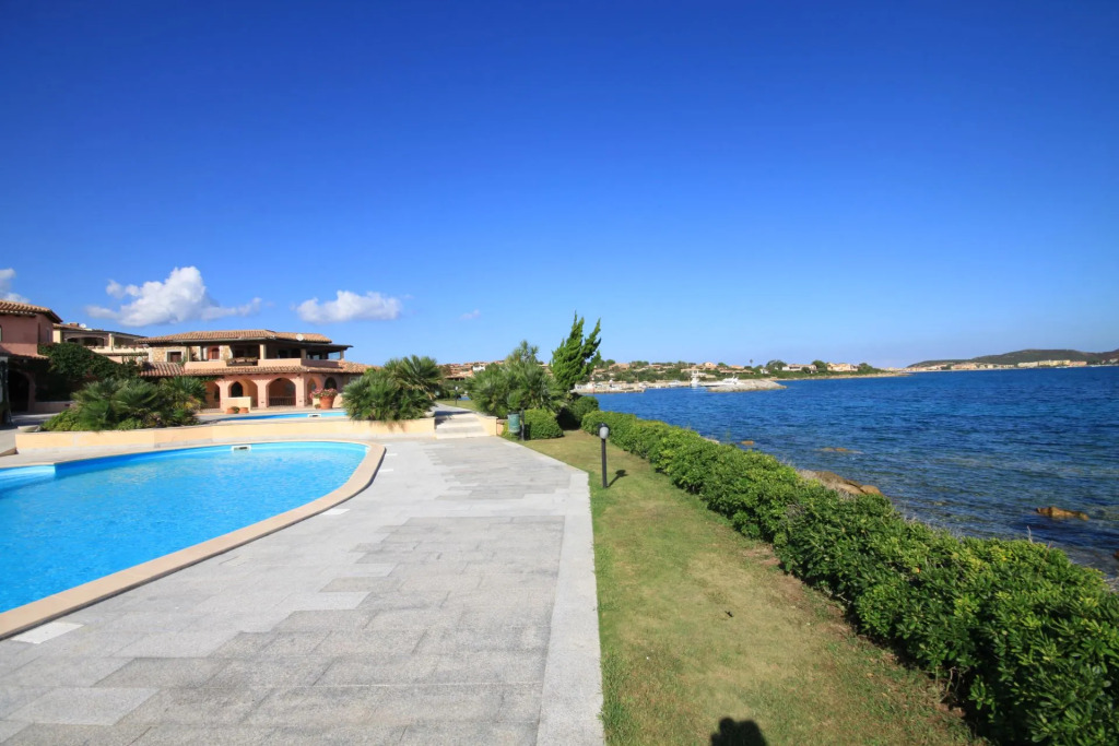 The apartment is located in the first row and directly overlooks the sea, being on the first floor a-S'Abba 81