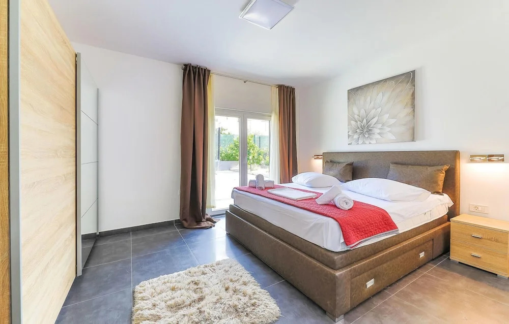 Awesome Home in Okrug Donji With 5 Bedrooms, Wifi and Outdoor Swimming Pool