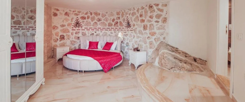 Villa Stone Heart