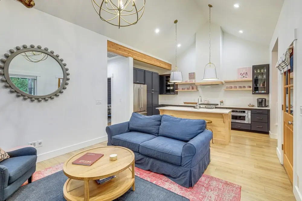 2 Mi to Payette Lake: Charming Cottage w/ Hot Tub!
