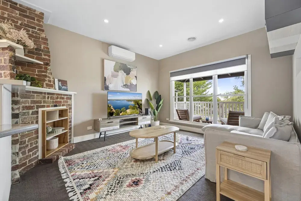 Lovely 3-bed With Alfresco Dining in Prime Suburb