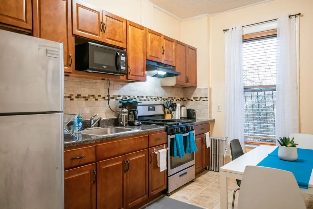 Spacious 3 Bdrm Close To Trains & Shops