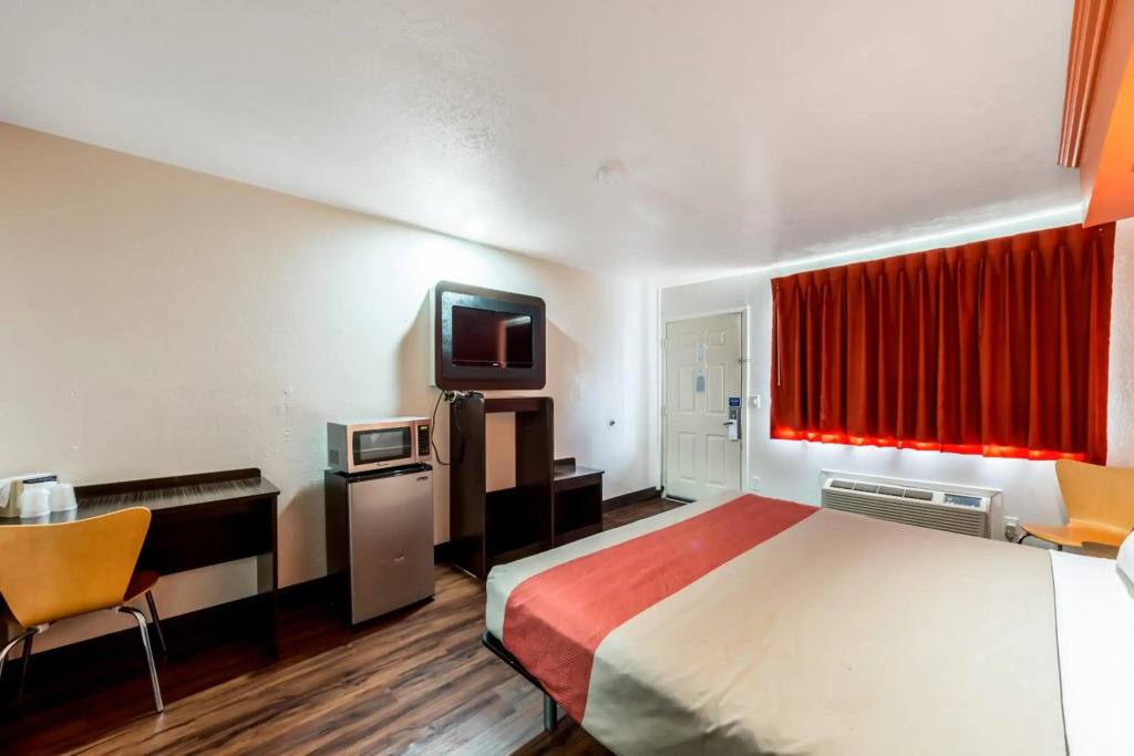 Motel 6 San Antonio, TX - Frost Bank Center