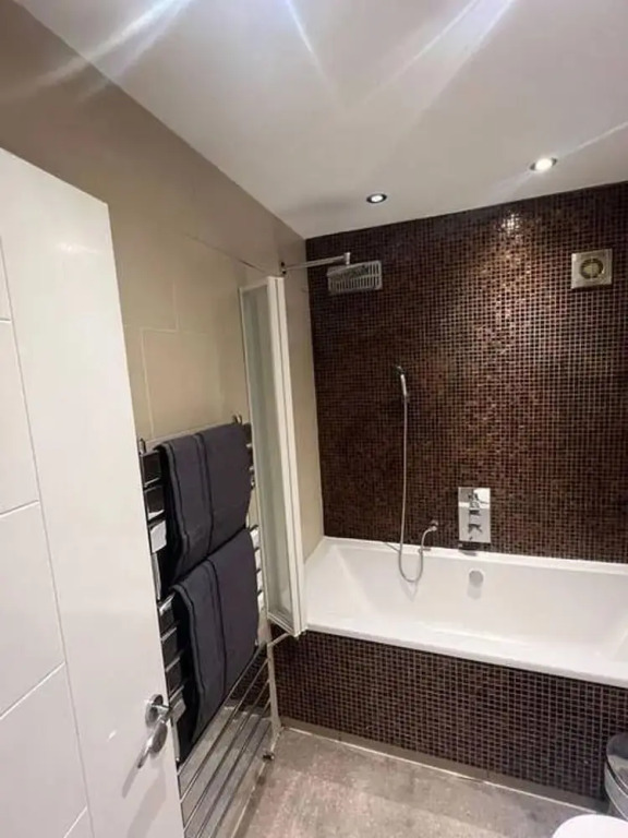3-bed Central Apartment - Sleeps 8 & Free Parking