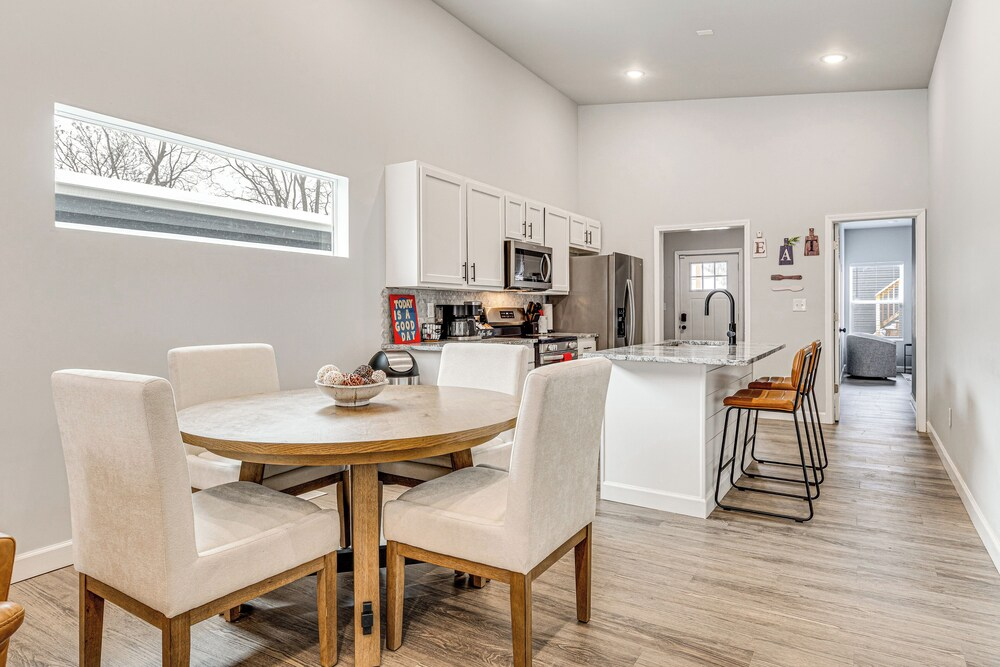 Rooftop Lounge & City Views! 3BR 3 Mi to Dtwn Indy