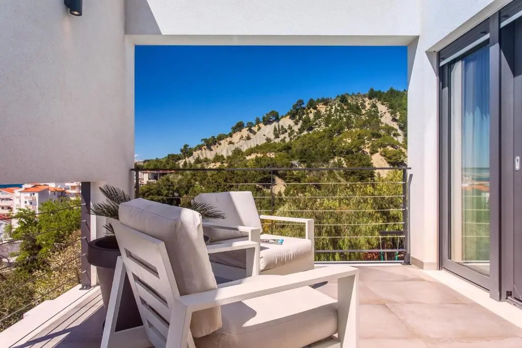 Luxury VILLA CECILIA with 4 en-suite bedrooms located 250m from the beach in Podstrana, max 8 people
