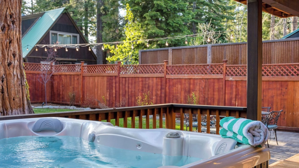Washoe Chalet by Avantstay Game Room, Hot Tub, Putting Green & Fire Pit