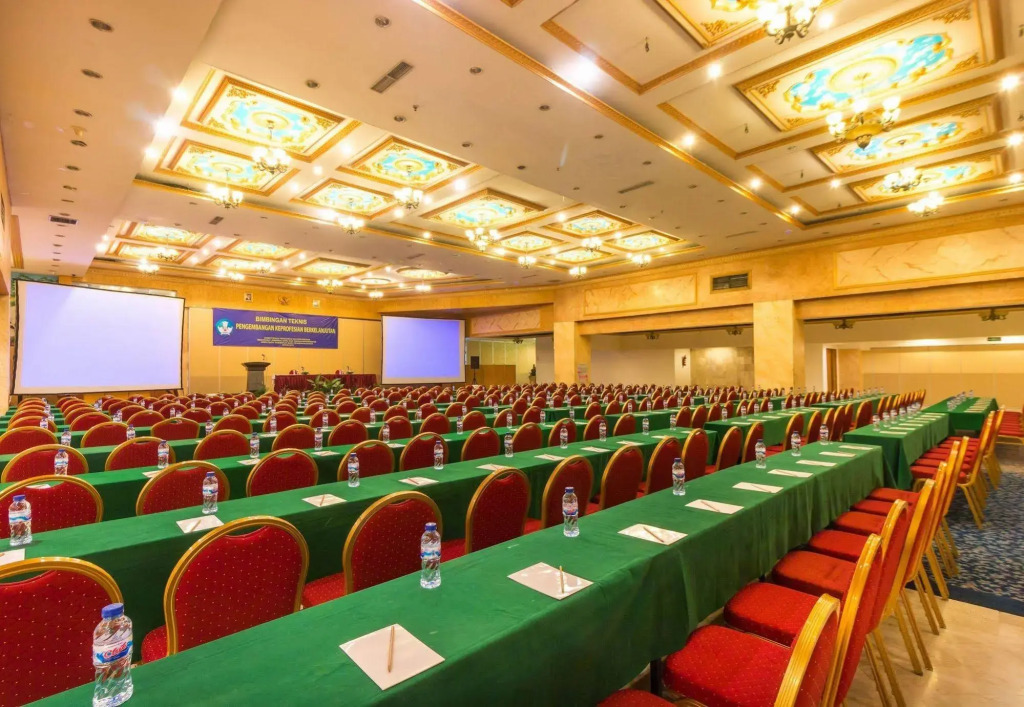 Twin Plaza Hotel