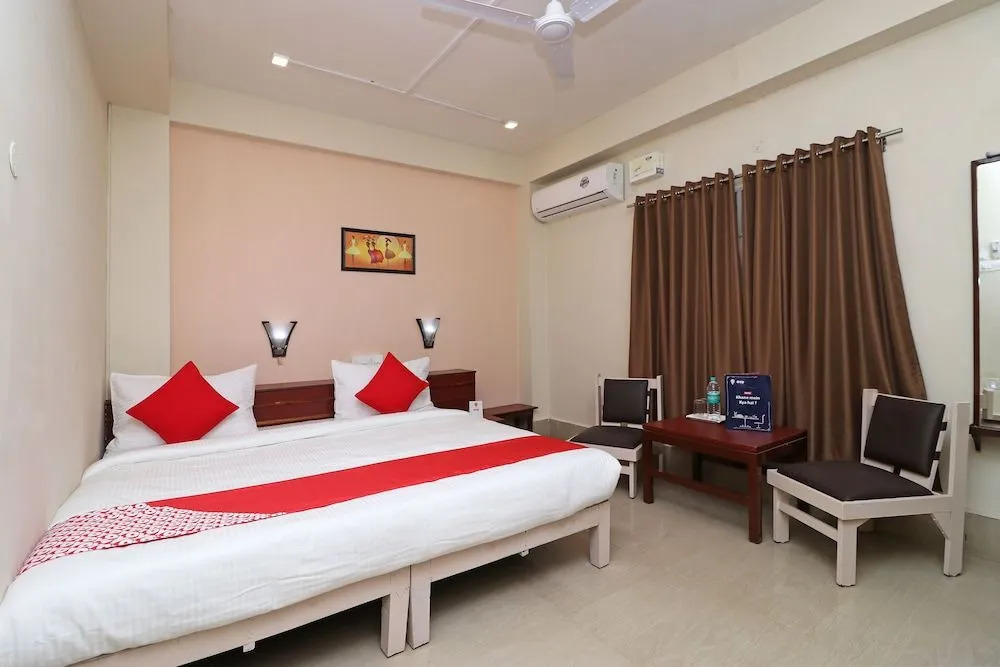 OYO 7933 Hotel Trimurty International