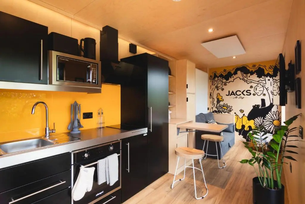 The Birdbox - Unique Hot Tub Cabin in Millport