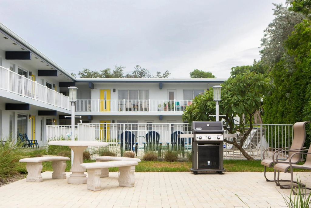 Lovely apartment on the canal with a pool