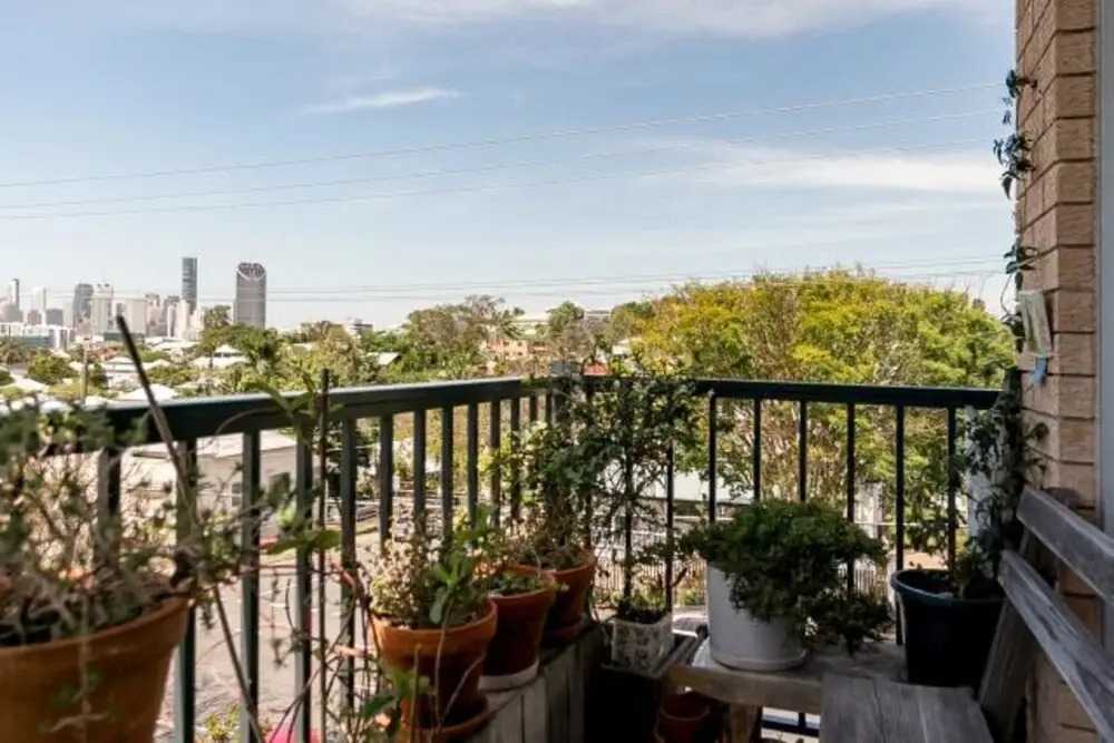 Re-imagined Urban Flat With Skyline View Balcony