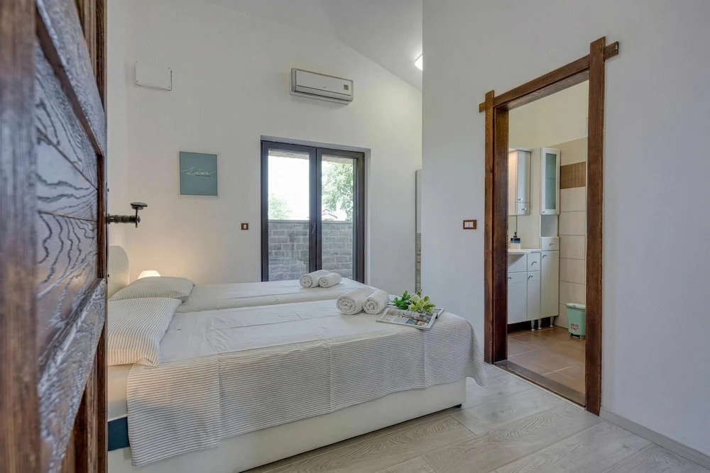 Villa Kristina With Pool