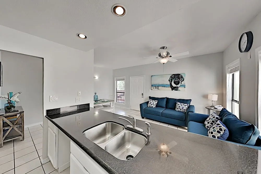 Charming Renovated - Walk To Beach! 1 Bedroom Condo