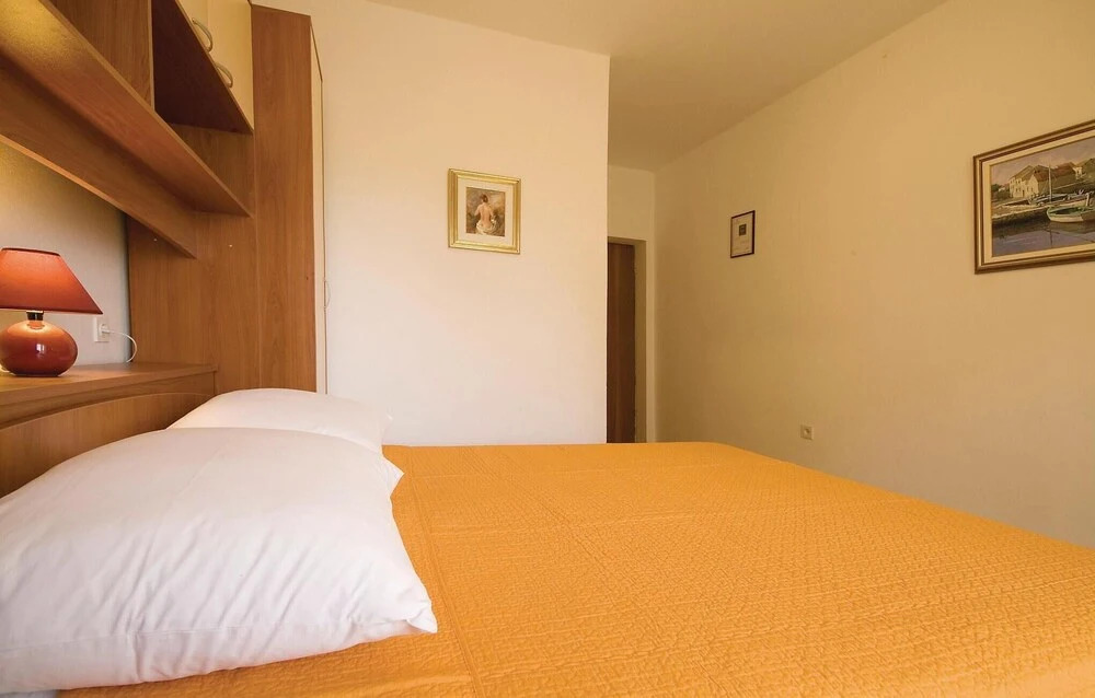 Beautiful Home in Nin With Wifi and 6 Bedrooms