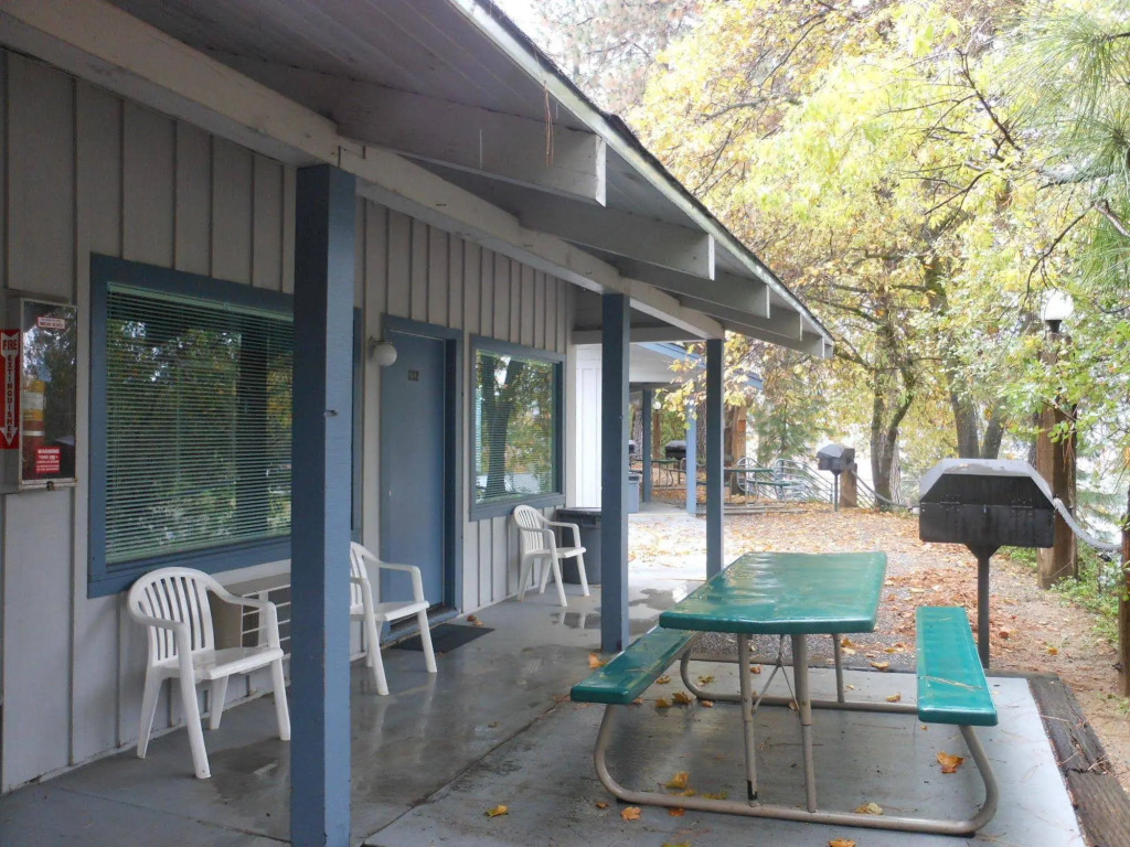 Bridge Bay Lodge at Shasta Lake