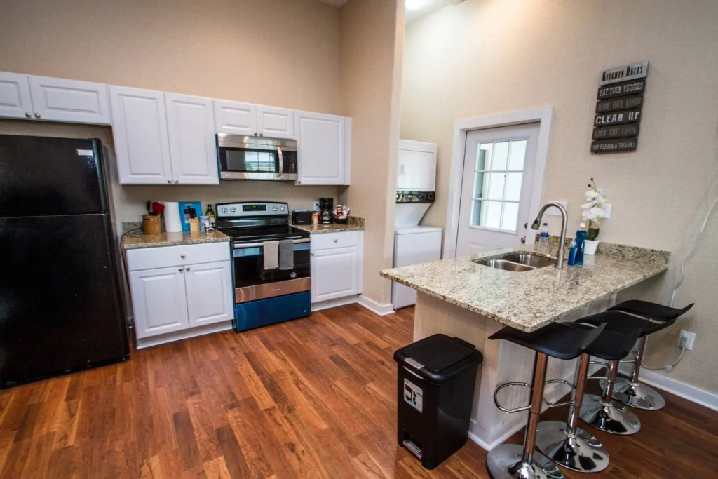 3BR/2BA Remodeled Apartment Near Downtown