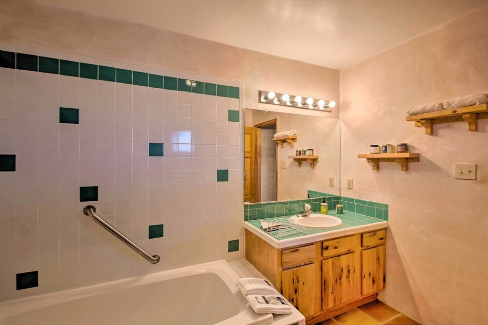 Southwest Home w/ 360-degree Mtn View, Ski Nearby!