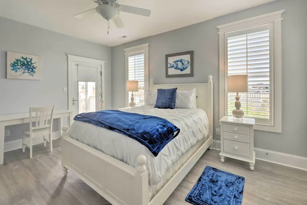 Gorgeous Emerald Isle Getaway: Walk to Beach!