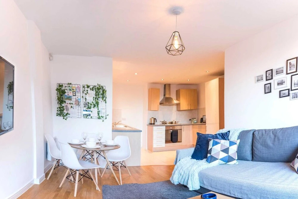 Modern Apartment in City Centre With Balcony