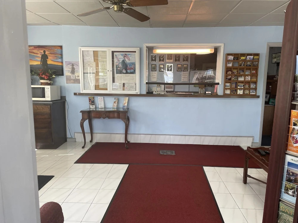 Budget Host Three Crowns Motor Lodge