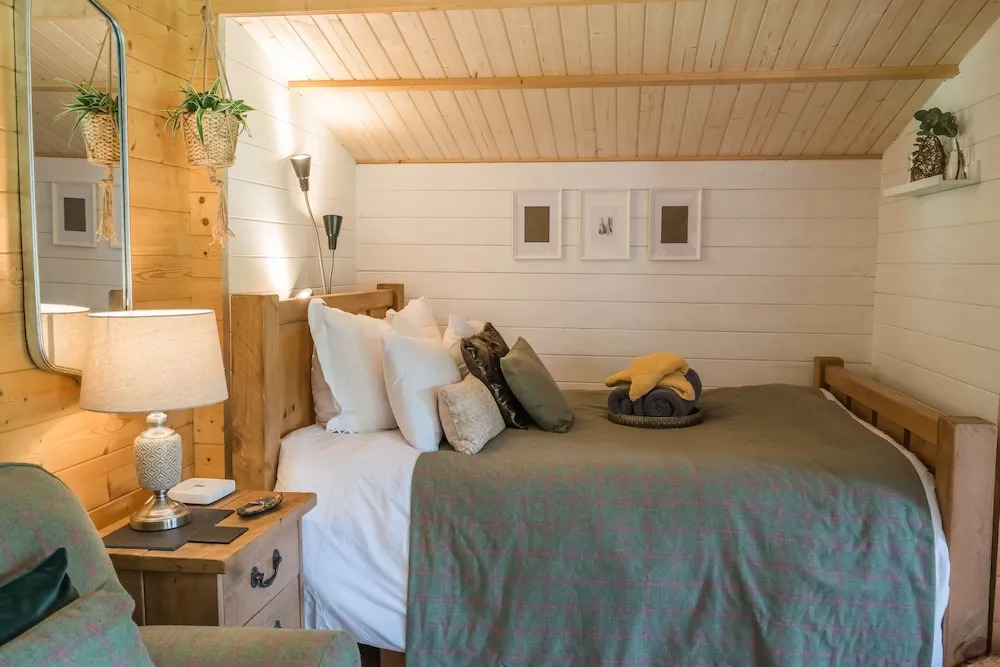 Cabin for 2 - Wood Burning Hot Tub & Fire