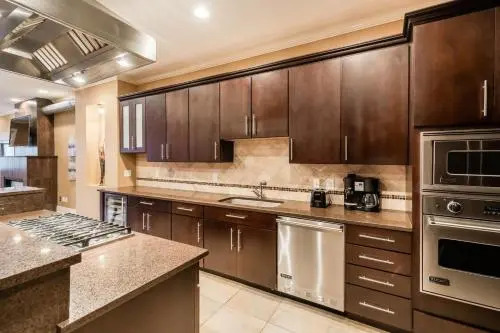 LazyKey Suites - Gorgeous 3BD Penthouse w/Spa and a Private Deck