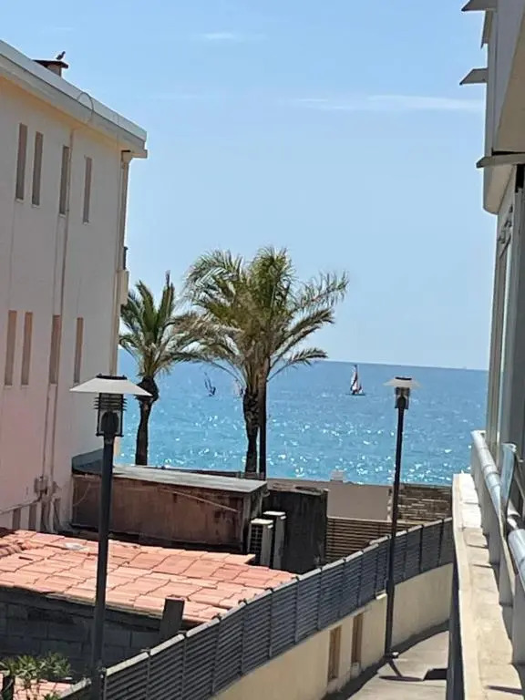 Lumineux 2 Pieces, Terrasse, Garage Prive, En Bord de Mer