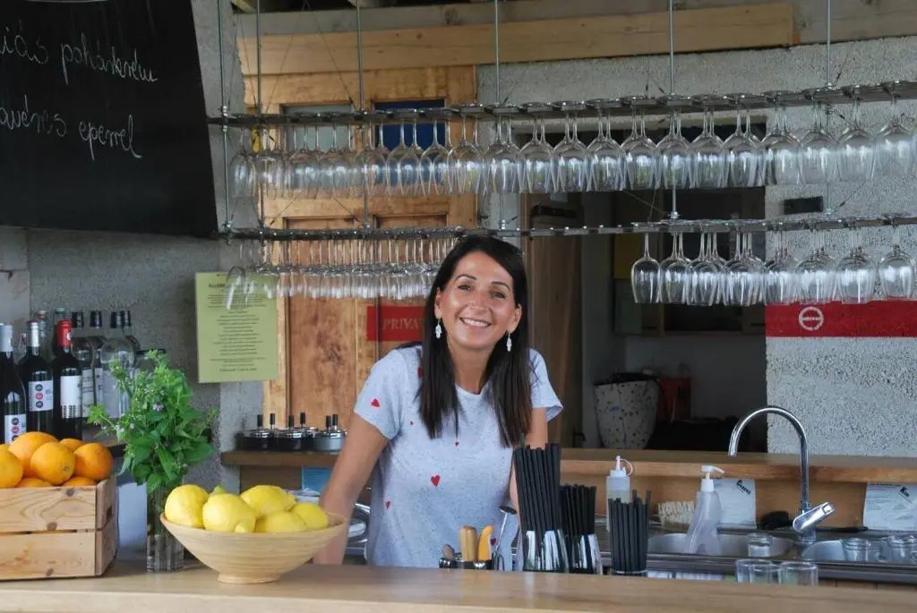 Csernus Doki bor-grillterasza és bungallói