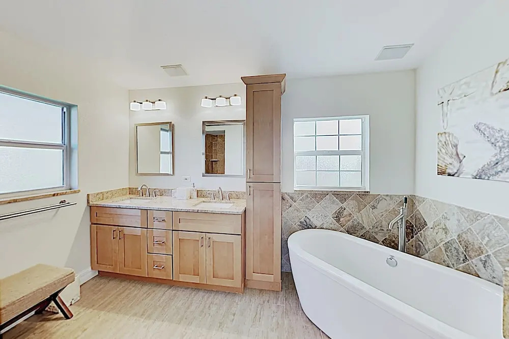 Upscale Canal-side W/ Lanai, Pool & Hot Tub! 3 Bedroom Home