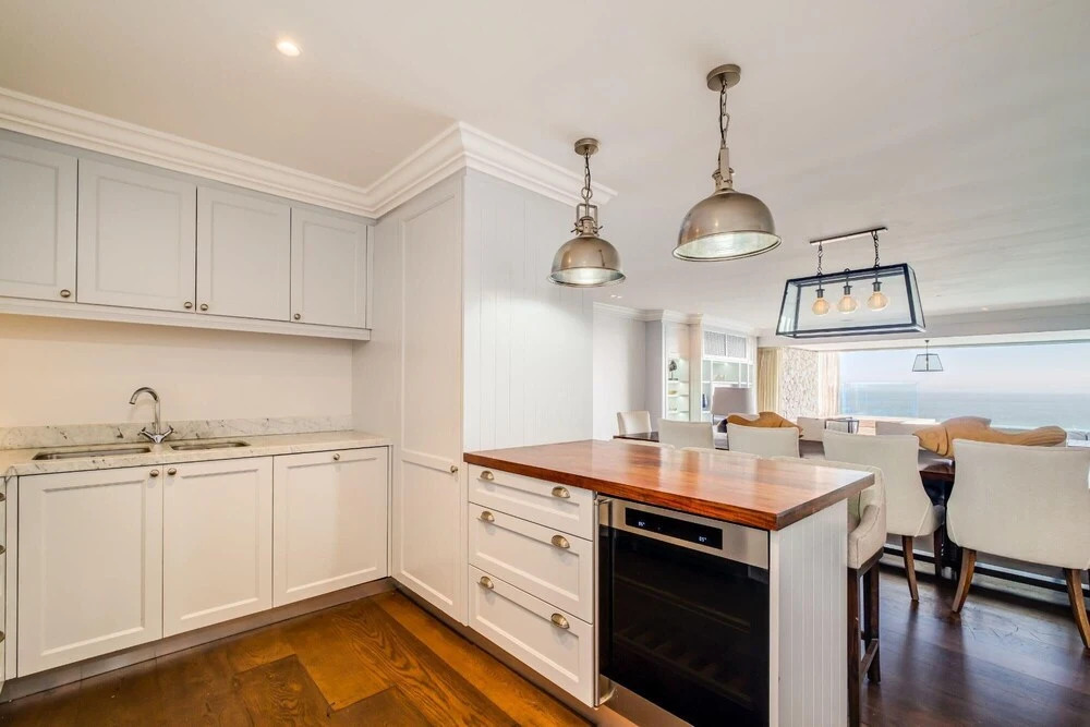 Gorgeous Camps Bay Apartment in Secure Block With Sea Views Caliche