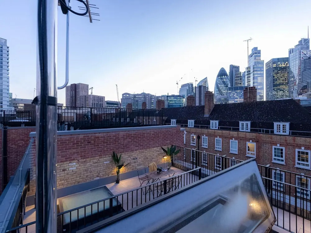 Three Bedroom Near Brick Lane by Belvilla