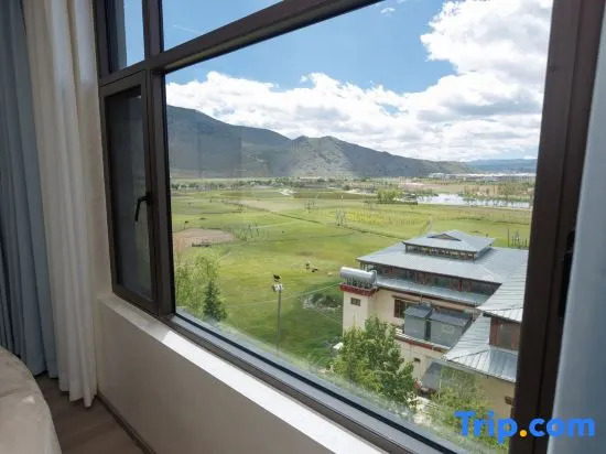 Snow Oxygen Cloud Villa | 360° Panorama Temple View Hotel (Songzanlin Temple)