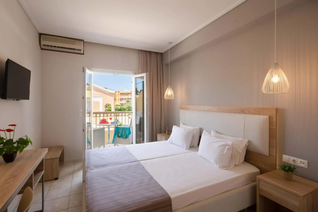 Rossis Beach Hotel