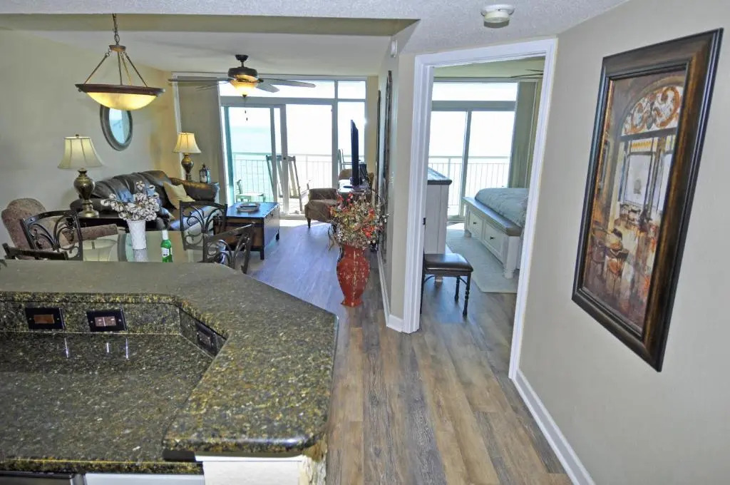 Oceanfront Well Maintained, Walk to Boardwalk, Beach Bars, 902