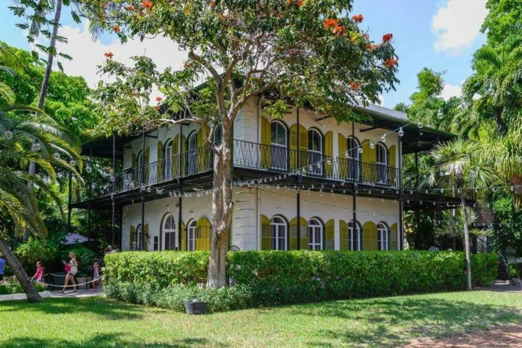 Spanish Lime Cottage by AvantStay Ideal Old Town Key West Location Month Long Stays Only