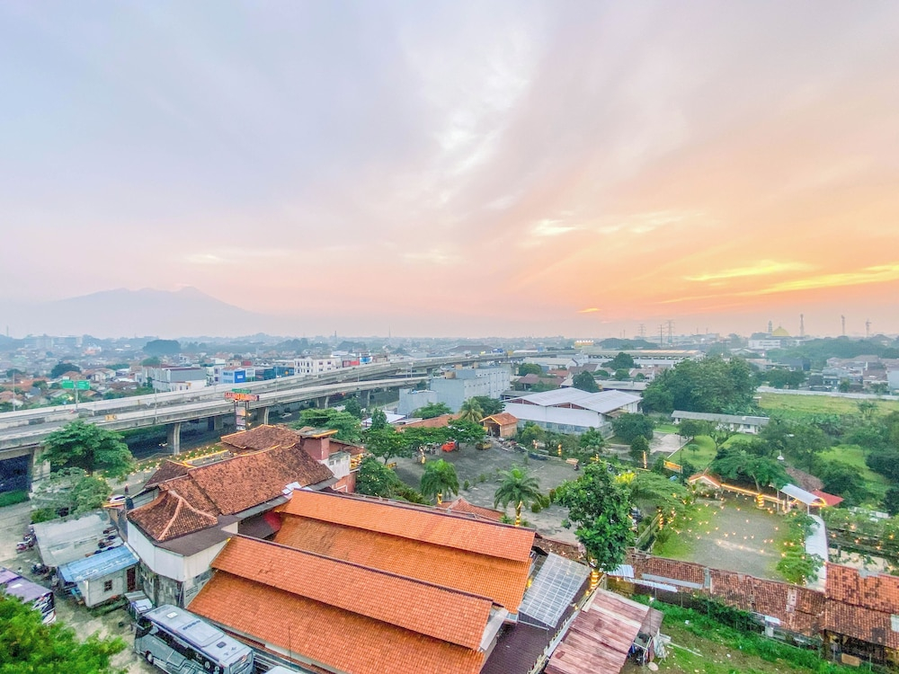 Cozy With Contemporary 2Br Space At Apartment Bogor Valley