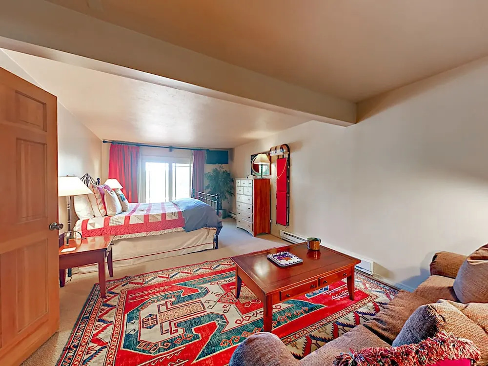 Beautiful 4br + Den W/ Hot Tub & Views - Near Slopes 4 Bedroom Home