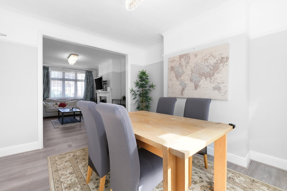 Spacious 5 Bedroom Family Home in Harrow