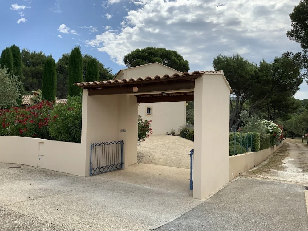 Stylish Villa With Heated Swimming Pool Close to the Lovely L'isle-sur-la-sorgue