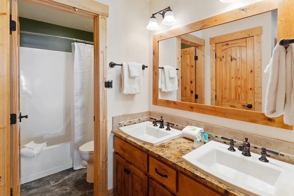 Winterset 8 pet Friendly 4 Bedroom Townhouse by RedAwning